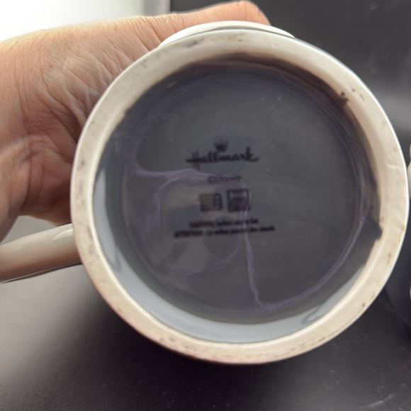 Mickey and Minnie Kissing Mugs - Picture 4 of 4